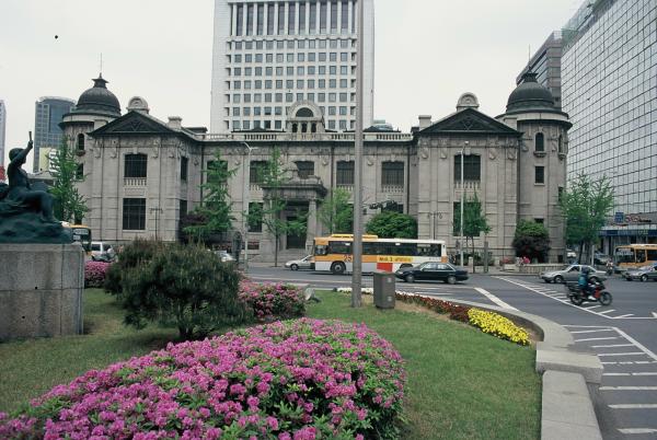 한국은행 통화안정증권 Bank of Korea headquarters building representing Monetary Stabilization Bonds issuance